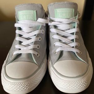 Like new women’s converse!